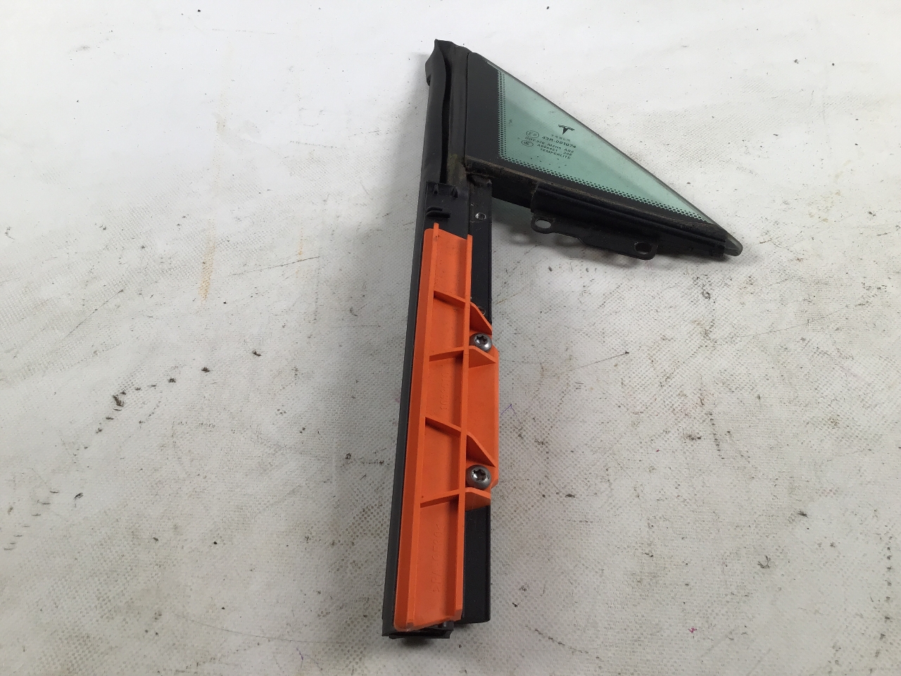 Vitre triangulaire gauche TESLA Model S (5YJS) 85  285 kW  388 PS (09.2012-02.2016) Vitre triangulaire gauche TESLA Model S (5YJS) 85  285 kW  388 PS (09.2012-02.2016)