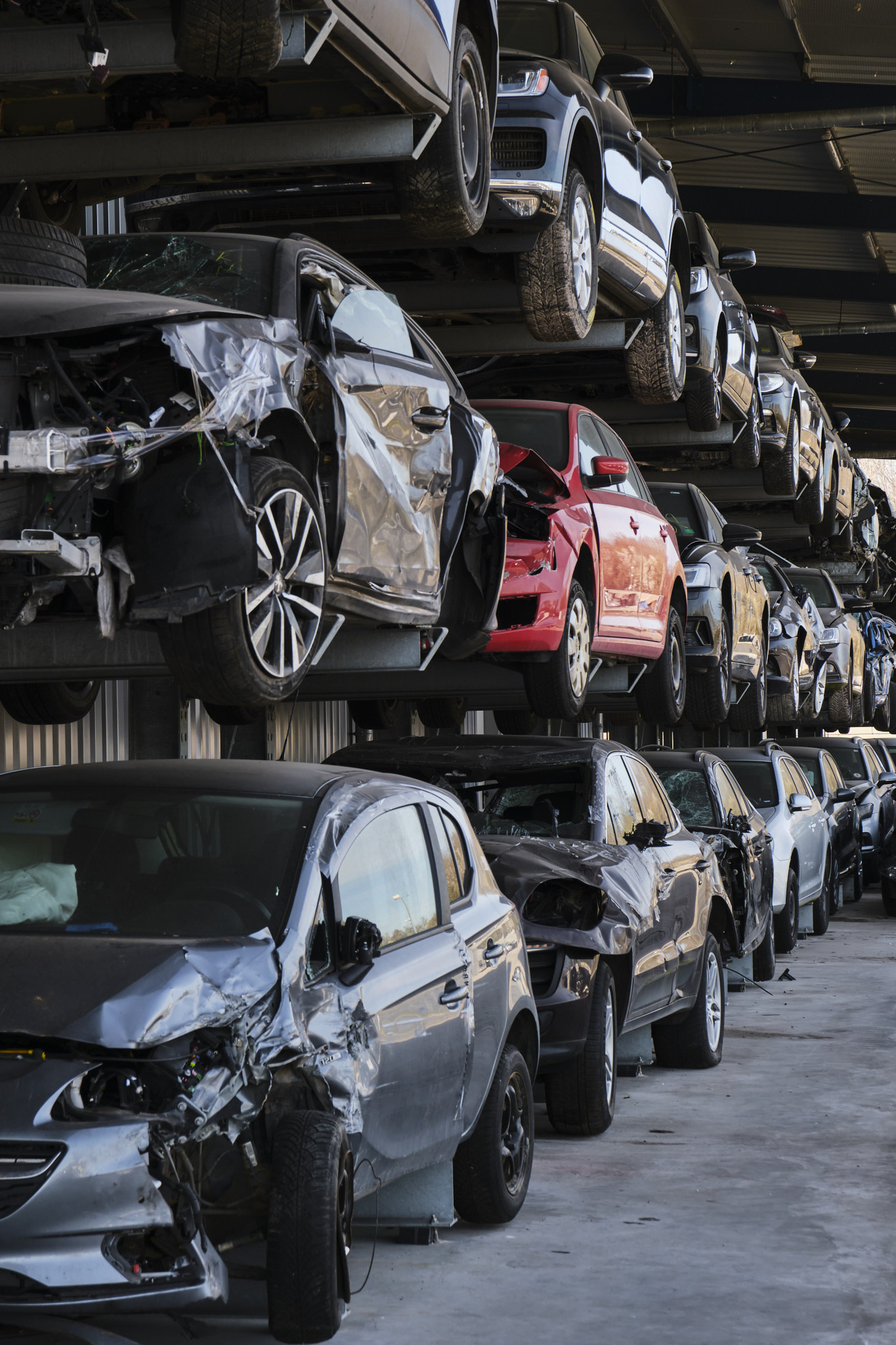 Illegale Fahrzeugentsorgung: Warum korrekte Altfahrzeugentsorgung beim Autorecycling so wichtig ist