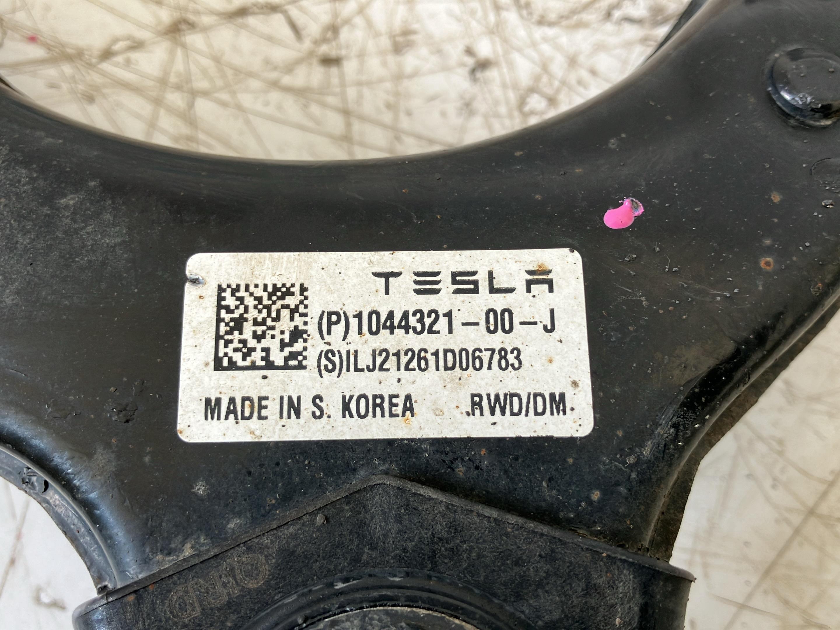 Wishbone top left front TESLA Model Y (5YJY) EV Allrad  378 kW  514 PS (09.2021-> )