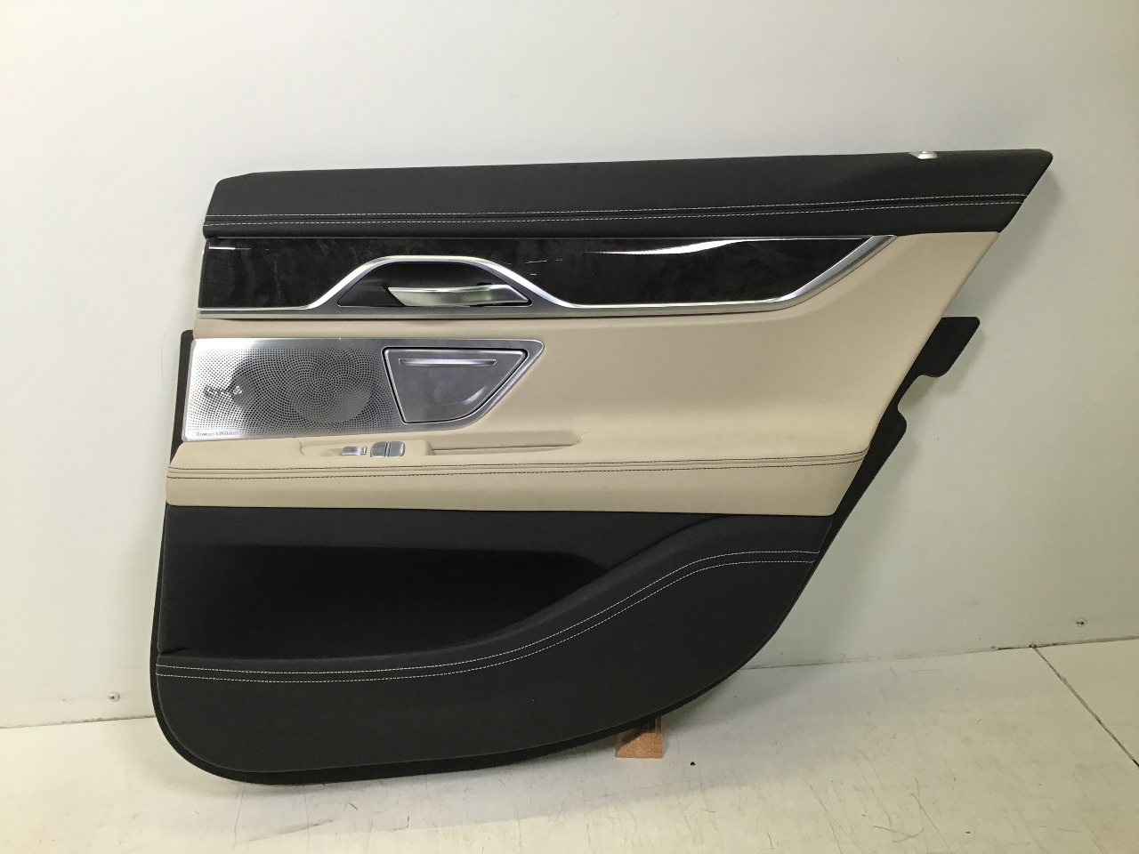 Türverkleidung rechts hinten BMW 7er (G11, G12) 750d xDrive  294 kW  400 PS (07.2016-> ) Türverkleidung rechts hinten BMW 7er (G11, G12) 750d xDrive  294 kW  400 PS (07.2016-> )