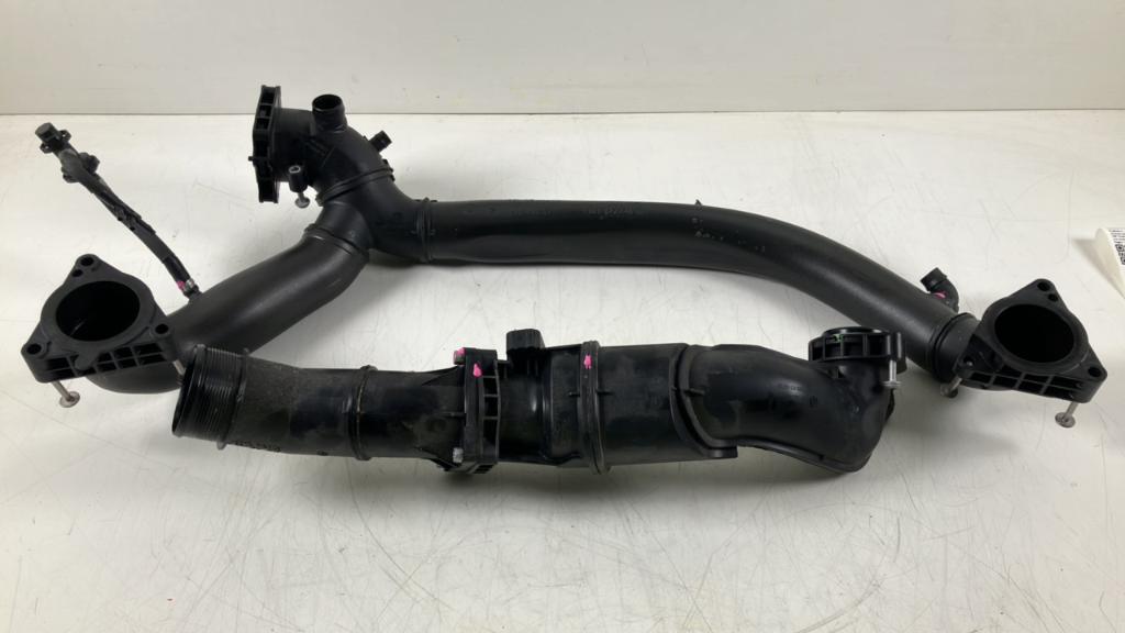 Tuyau d'air de suralimentation VW Touareg III (CR7) 3.0 eHybrid 4motion  250 kW  340 PS (11.2020-> ) Tuyau d'air de suralimentation VW Touareg III (CR7) 3.0 eHybrid 4motion  250 kW  340 PS (11.2020-> )