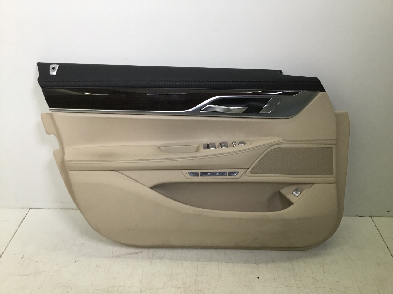 Türverkleidung links vorne BMW 7er (G11, G12) 730d  195 kW  265 PS (09.2015-> ) Türverkleidung links vorne BMW 7er (G11, G12) 730d  195 kW  265 PS (09.2015-> )