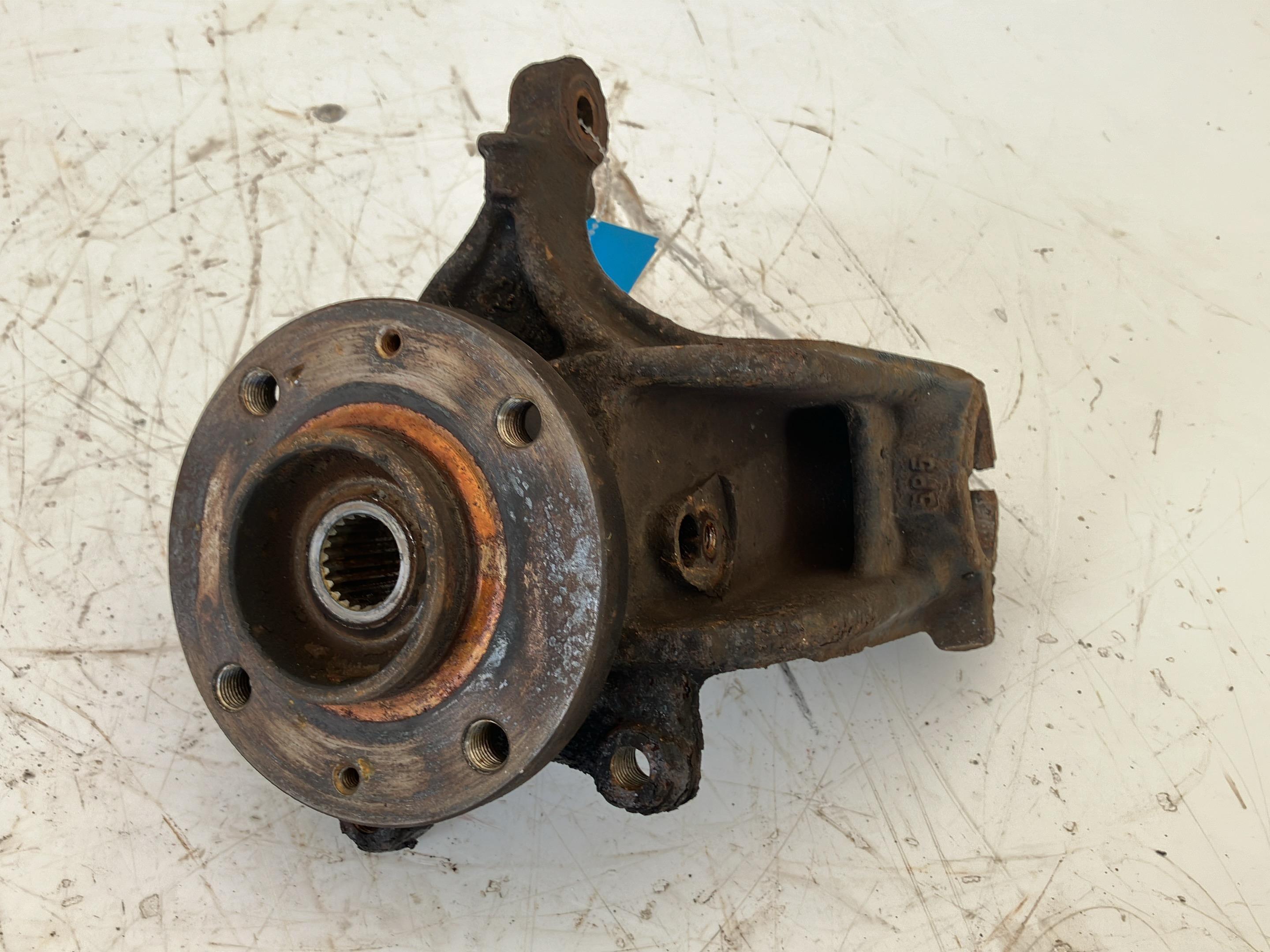 Fusée d'essieu avant gauche PEUGEOT 207 1.4 16V 95 VTI  70 kW  95 PS (06.2007-10.2013)