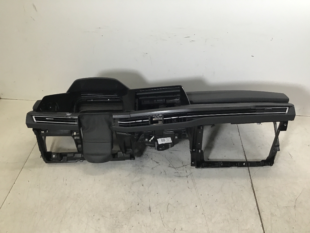 Car dashboard VW Golf VIII (CD) 2.0 TDI 4motion  147 kW  200 PS (09.2020-> ) Car dashboard VW Golf VIII (CD) 2.0 TDI 4motion  147 kW  200 PS (09.2020-> )