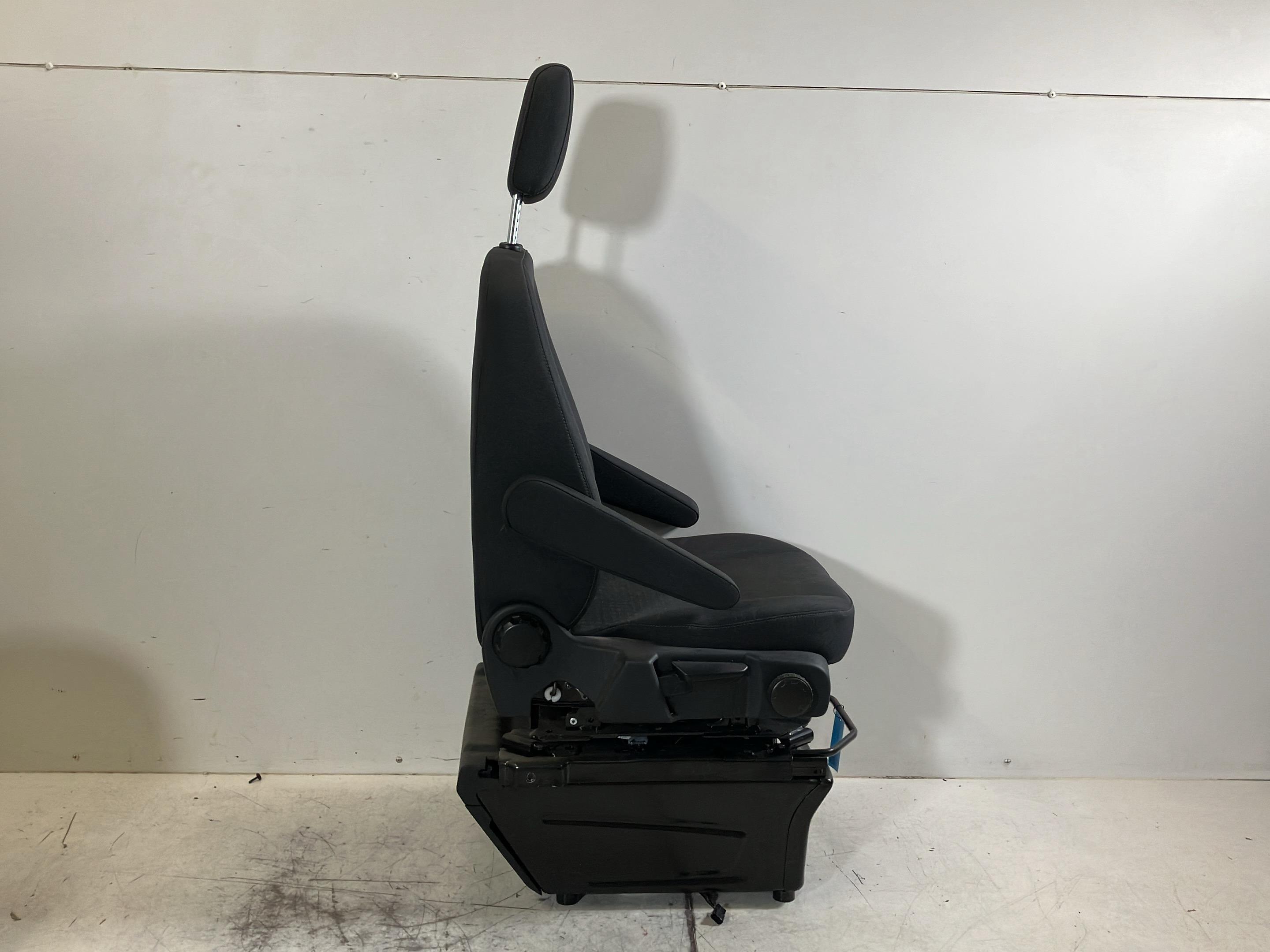 Seat right front FORD Transit V363 Pritsche/Fahrgestell (FED, FFD) 2.0 EcoBlue  121 kW  165 PS (07.2023-> )