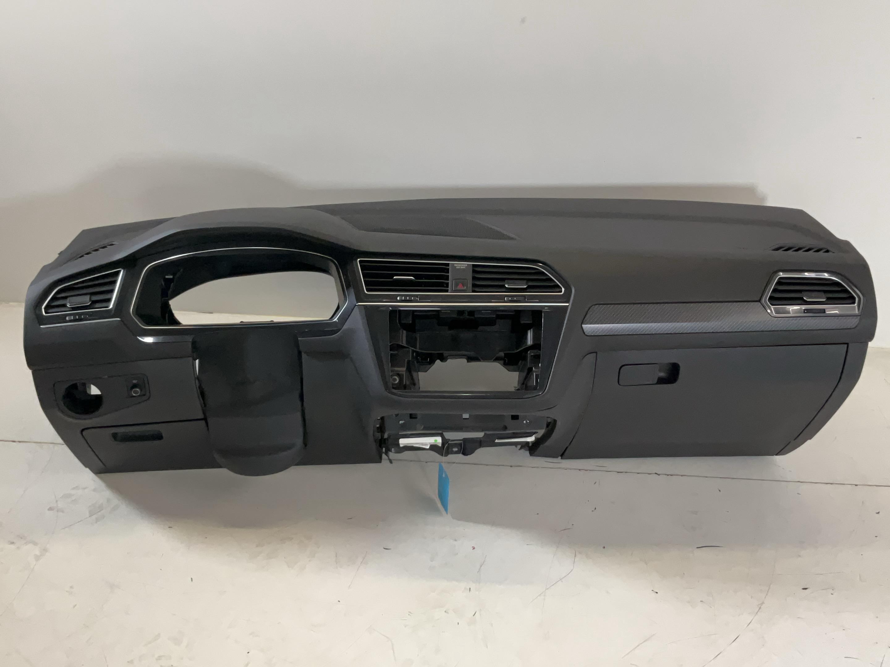 Car dashboard VW Tiguan Allspace (BW2) 2.0 TDI 4motion  147 kW  200 PS (06.2020-> )