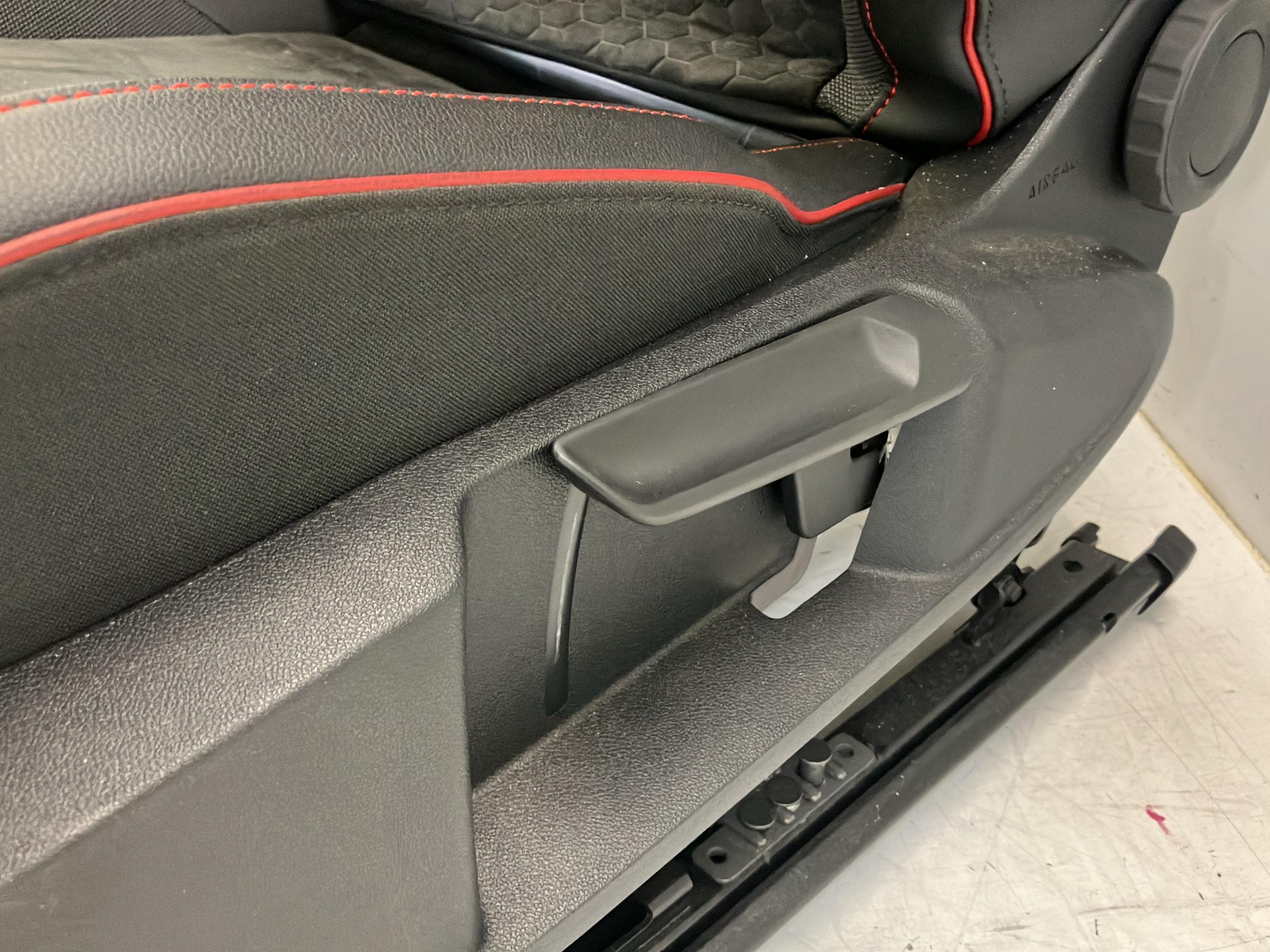 Accesorii interioare VW Golf VIII (CD) 2.0 GTI Clubsport  221 kW  300 PS (10.2020-> )