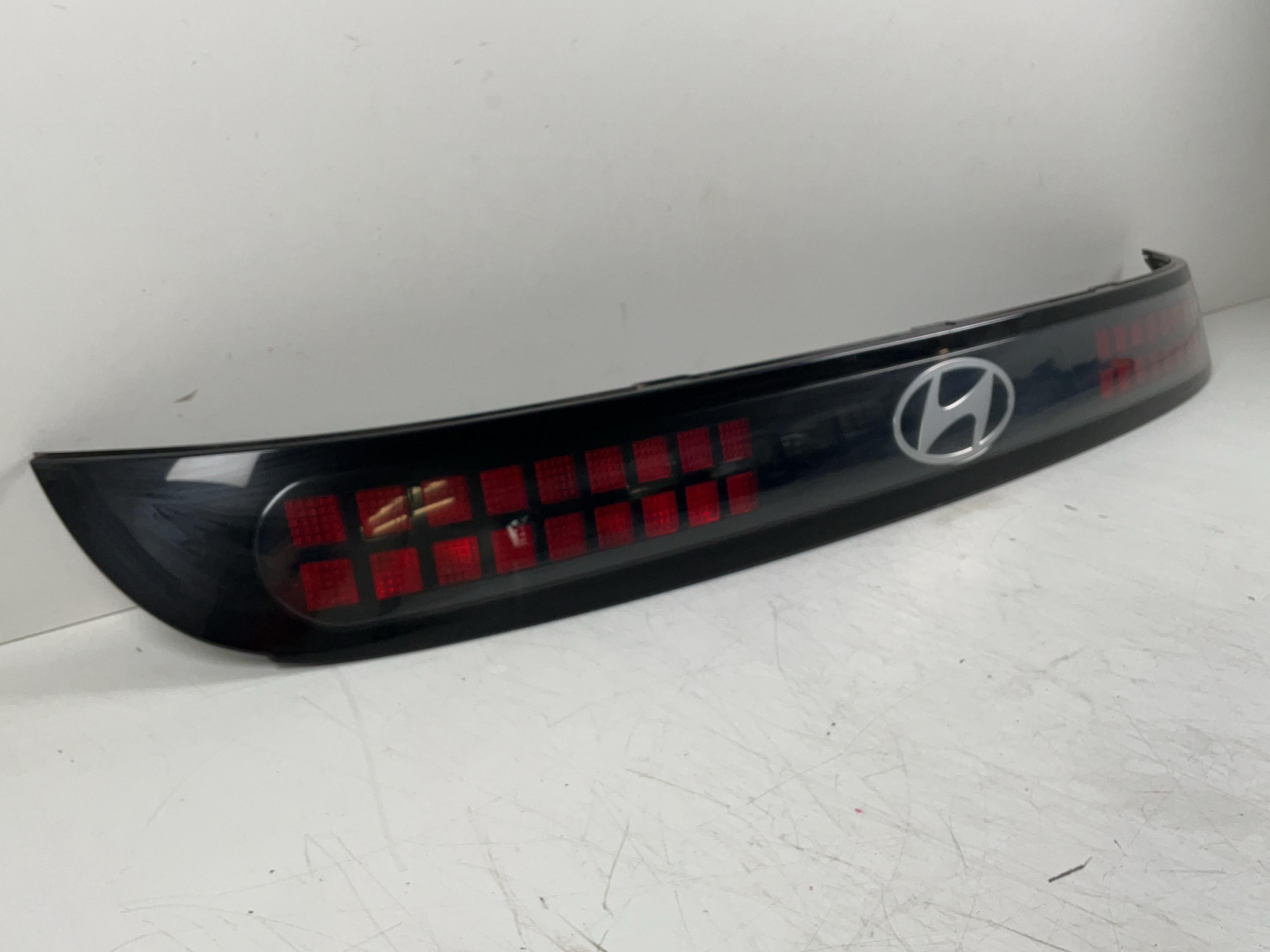 Feu arrière centre HYUNDAI Inster (AX1) EV  71 kW  97 PS (09.2024-> )